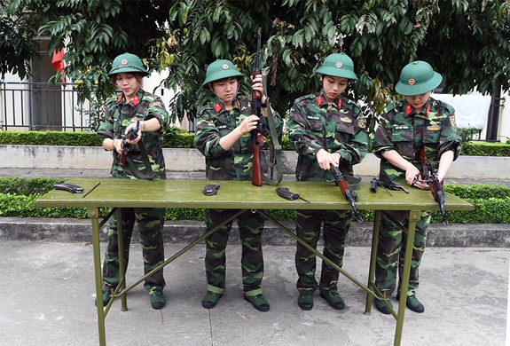 Chiến sĩ nữ Trung đoàn 692 (Sư đoàn 301, Bộ tư lệnh Thủ đô Hà Nội) thực hành tháo lắp súng AK. Ảnh: THÁI HƯNG